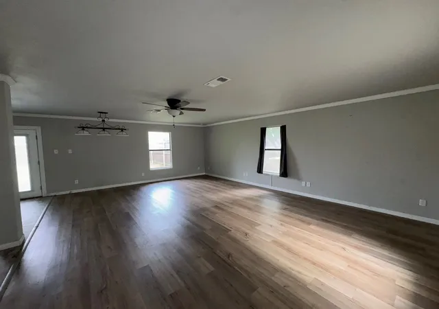 Photo 3 of Single family home for sale at 513 S Carter St, Whitewright, TX 75491 | MLS# 21303127 | Listing updated on 2026-08-27
