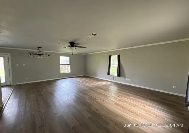 Photo 3 of Single family home for sale at 513 S Carter St, Whitewright, TX 75491 | MLS# 21303127 | Listing updated on 2026-10-02