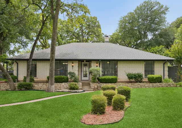 Homes for sale in Weatherford, TX | 1804 Lakewood Dr, Weatherford, TX 76087 | MLS# 21295510