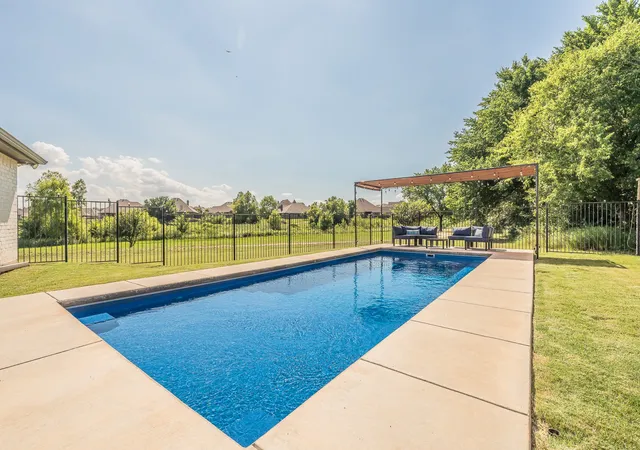 Photo 3 of Sale Pending at 556 Sagebrush Ct, Aledo, TX 76008 | MLS# 21304178 | Listing updated on 2026-07-08