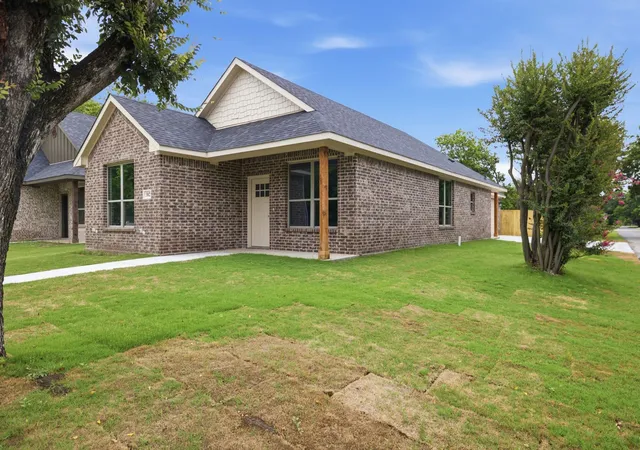 2nd image of 302 Evans St, Cleburne, TX 76031 | MLS# 21301068
