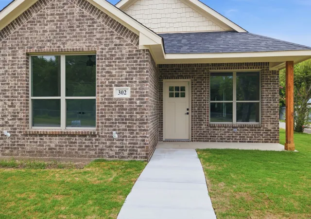 3rd image of 302 Evans St, Cleburne, TX 76031 | MLS# 21301068