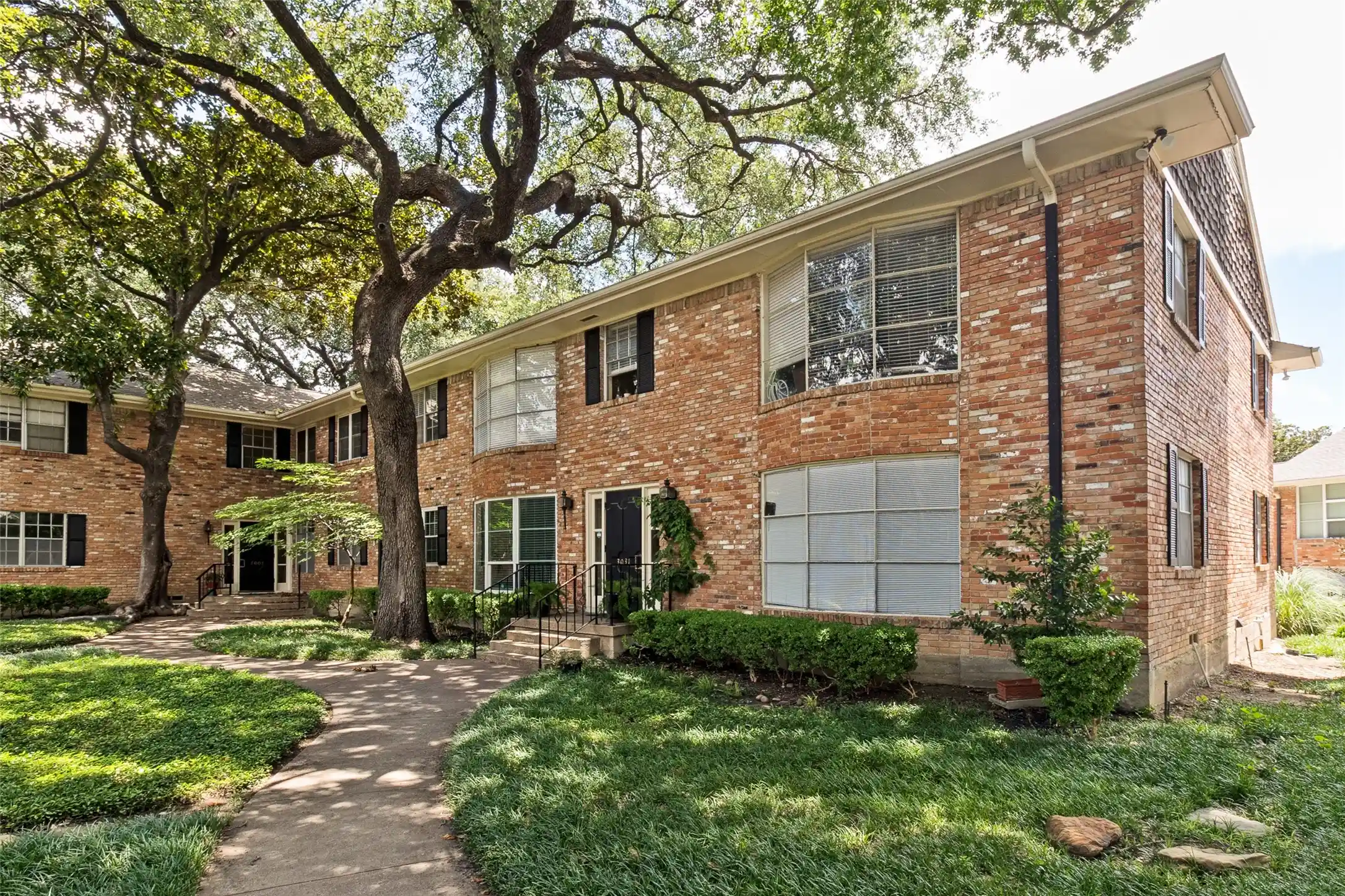 Townhouse for sale at 3031 Mahanna Springs Dr #B, Dallas, TX 75235 | MLS# 21304205