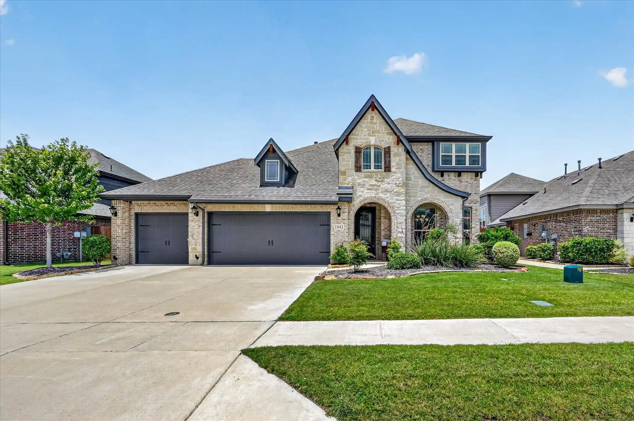 Photo 1 of Single family home for sale at 1943 Silverleaf Dr, Red Oak, TX 75154 | MLS# 21304218 | Listing updated on 2026-10-15