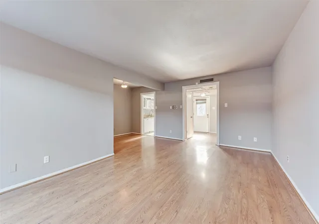 Listing Photo 4 - Condo for sale in building located at 1809 E Grauwyler Rd, Irving, TX 75061 - Unit #130