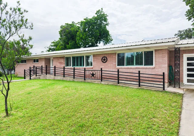 Photo 1 of Single family home for sale at 708 W North Ave, Lampasas, TX 76550 | MLS# 21304504 | Listing updated on 2026-09-02