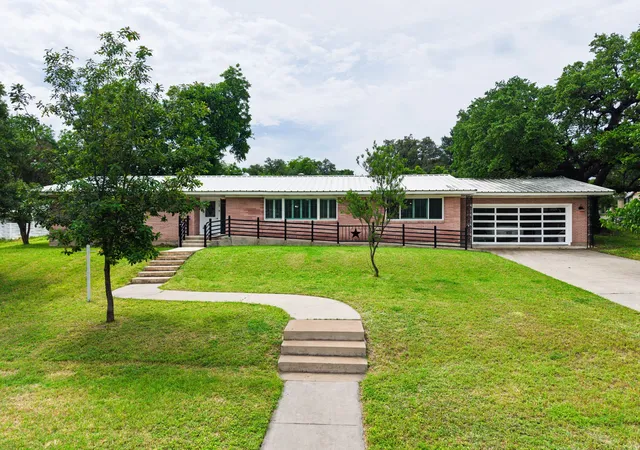 Photo 4 of Single family home for sale at 708 W North Ave, Lampasas, TX 76550 | MLS# 21304504 | Listing updated on 2026-09-02