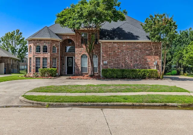 Photo 2 of Single family home for sale at 8406 Bridgewater Dr, Rowlett, TX 75088 | MLS# 21304597 | Listing updated on 2026-08-22