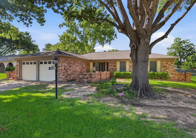 Photo 2 of Sale Pending at 1516 Lamplighter Ln, Fort Worth, TX 76134 | MLS# 21299337 | Listing updated on 2026-07-16