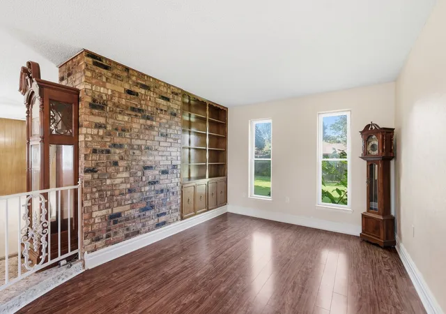 Photo 4 of Sale Pending at 1516 Lamplighter Ln, Fort Worth, TX 76134 | MLS# 21299337 | Listing updated on 2026-07-16