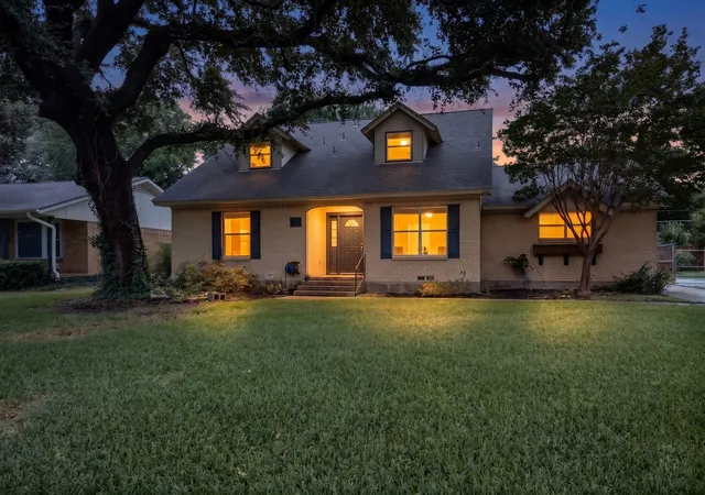 Homes for sale in Richardson, TX | 606 S Waterview Dr, Richardson, TX 75080 | MLS# 21304722