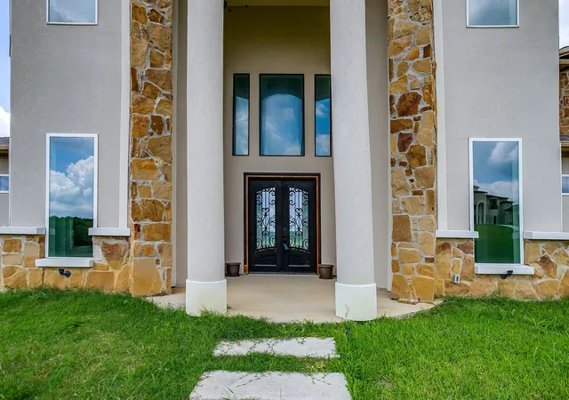 Photo 3 of Sale Pending at 3124 Koscher Dr, Cedar Hill, TX 75104 | MLS# 21304611 | Listing updated on 2026-09-15