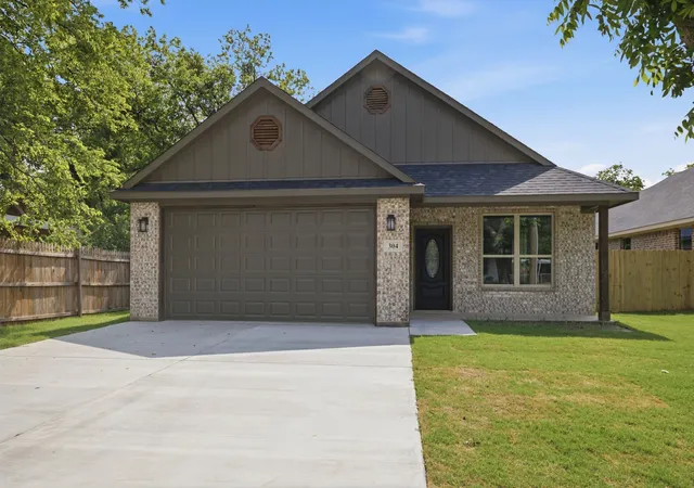 Photo 1 of Single family home for sale at 304 Evans St, Cleburne, TX 76031 | MLS# 21301369 | Listing updated on 2026-08-22