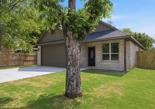 Photo 2 of Single family home for sale at 304 Evans St, Cleburne, TX 76031 | MLS# 21301369 | Listing updated on 2026-08-22