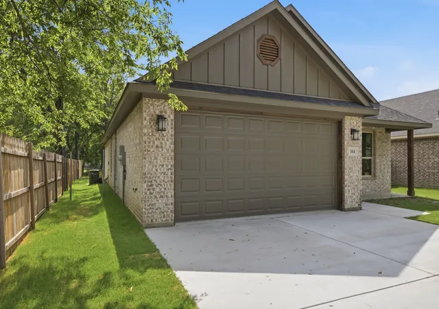 Photo 3 of Single family home for sale at 304 Evans St, Cleburne, TX 76031 | MLS# 21301369 | Listing updated on 2026-08-22