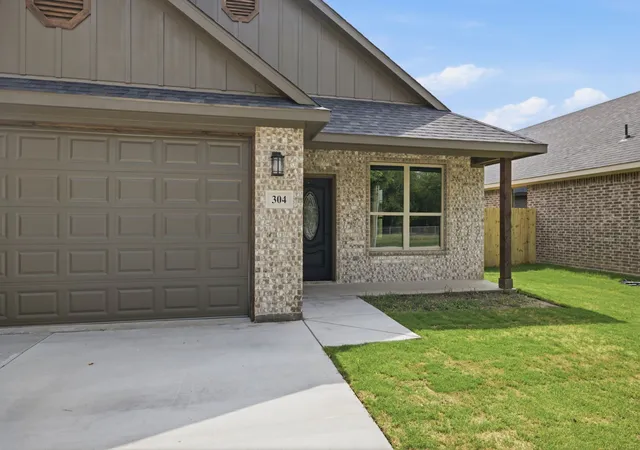 Photo 3 of Single family home for sale at 304 Evans St, Cleburne, TX 76031 | MLS# 21301369 | Listing updated on 2026-08-22