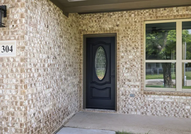 Photo 4 of Single family home for sale at 304 Evans St, Cleburne, TX 76031 | MLS# 21301369 | Listing updated on 2026-08-22
