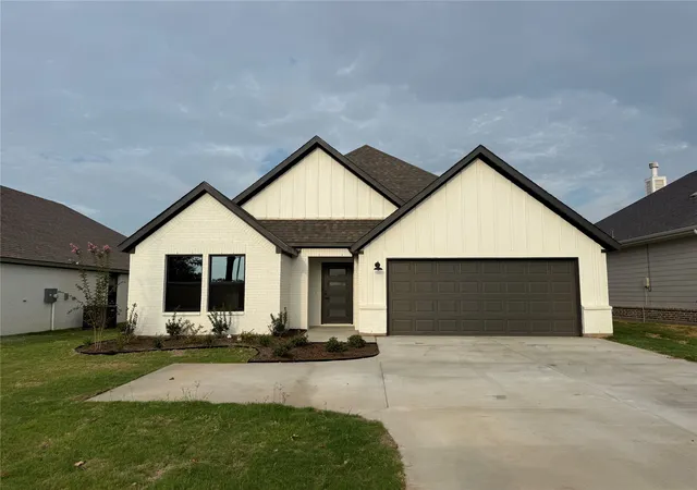 Photo 1 of Sale Pending at 413 Smith Rd, Springtown, TX 76082 | MLS# 21297245 | Listing updated on 2026-09-25