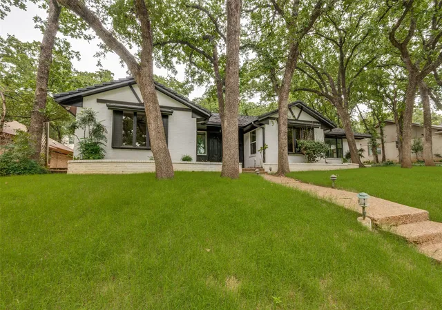Photo 2 of Single family home for sale at 2117 Franklin Dr, Arlington, TX 76011 | MLS# 21303848 | Listing updated on 2026-09-01