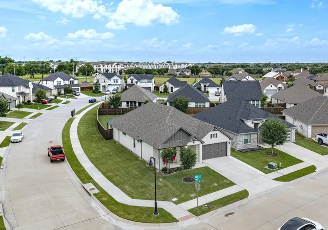 Photo 2 of Single family home for sale at 305 Ember Cir, Waxahachie, TX 75165 | MLS# 21282511 | Listing updated on 2026-09-17