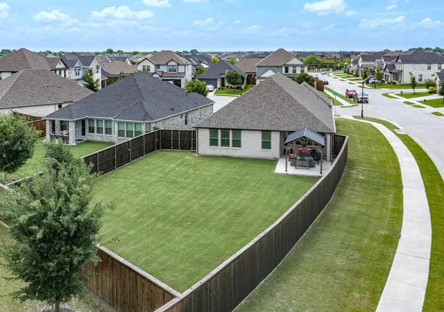 Photo 4 of Single family home for sale at 305 Ember Cir, Waxahachie, TX 75165 | MLS# 21282511 | Listing updated on 2026-09-17