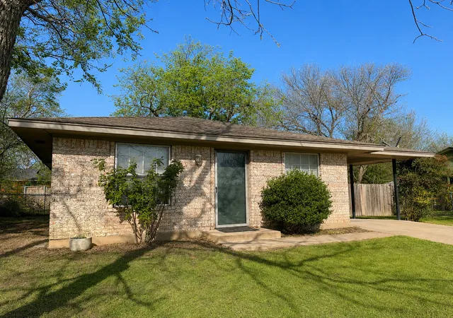 Photo 1 of Single family home for sale at 915 N 7th St, Sanger, TX 76266 | MLS# 21304998 | Listing updated on 2026-07-18