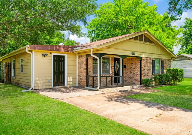 Homes for sale in Paris, TX | 2275 Bella Vista Dr, Paris, TX 75460 | MLS# 21305000