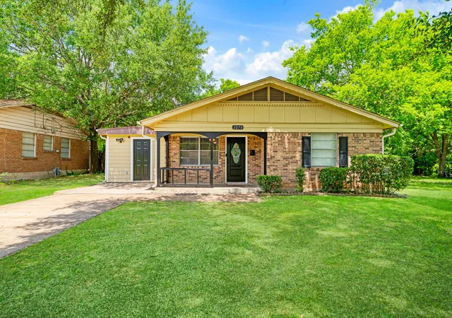 Photo 1 of Sale Pending at 2275 Bella Vista Dr, Paris, TX 75460 | MLS# 21305000 | Listing updated on 2026-08-22