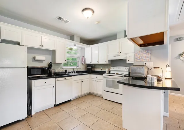 Photo 3 of Sale Pending at 2275 Bella Vista Dr, Paris, TX 75460 | MLS# 21305000 | Listing updated on 2026-08-22