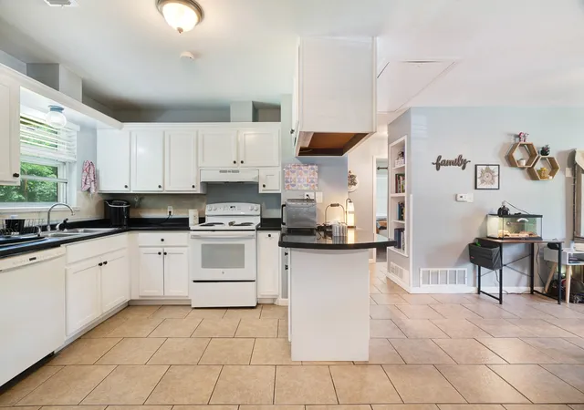 Photo 4 of Sale Pending at 2275 Bella Vista Dr, Paris, TX 75460 | MLS# 21305000 | Listing updated on 2026-08-22