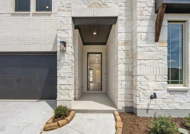 Photo 3 of Single family home for sale at 321 Atlas Cedar Dr, Glenn Heights, TX 75154 | MLS# 21305059 | Listing updated on 2026-09-18