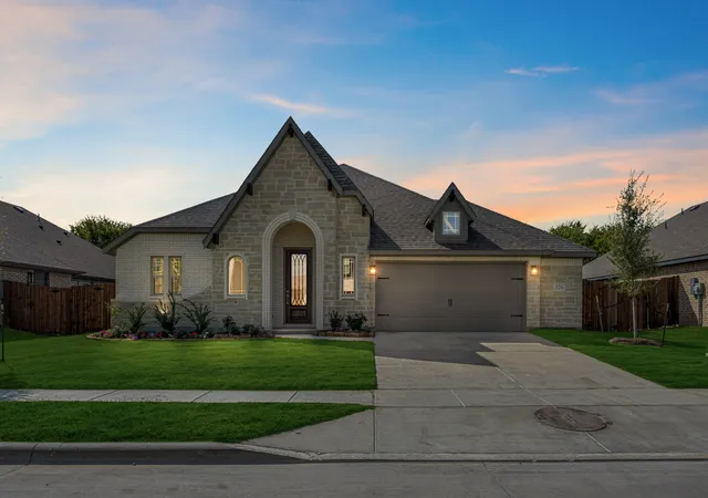Photo 2 of Single family home for sale at 326 Chestnut Ln, Glenn Heights, TX 75154 | MLS# 21305083 | Listing updated on 2026-10-05