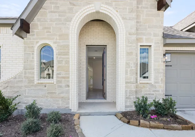 Photo 3 of Single family home for sale at 326 Chestnut Ln, Glenn Heights, TX 75154 | MLS# 21305083 | Listing updated on 2026-10-05