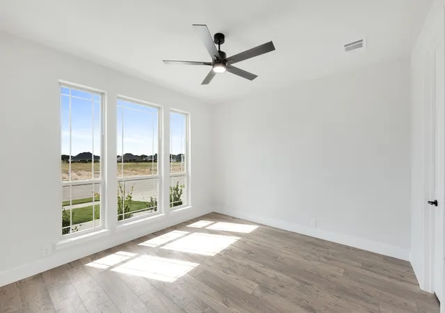 Photo 4 of Single family home for sale at 221 Fireberry Dr, Glenn Heights, TX 75154 | MLS# 21305173 | Listing updated on 2026-10-05