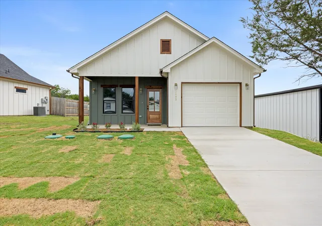 Photo 1 of Single family home for sale at 2603 Creekview Dr, Granbury, TX 76048 | MLS# 21304479 | Listing updated on 2026-10-06