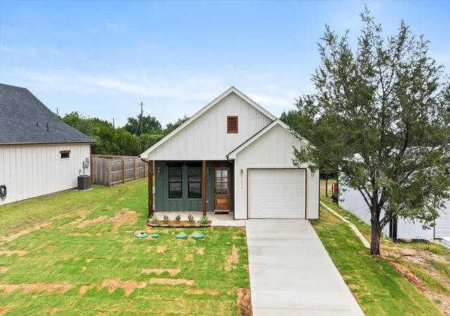 Photo 2 of Single family home for sale at 2603 Creekview Dr, Granbury, TX 76048 | MLS# 21304479 | Listing updated on 2026-10-06