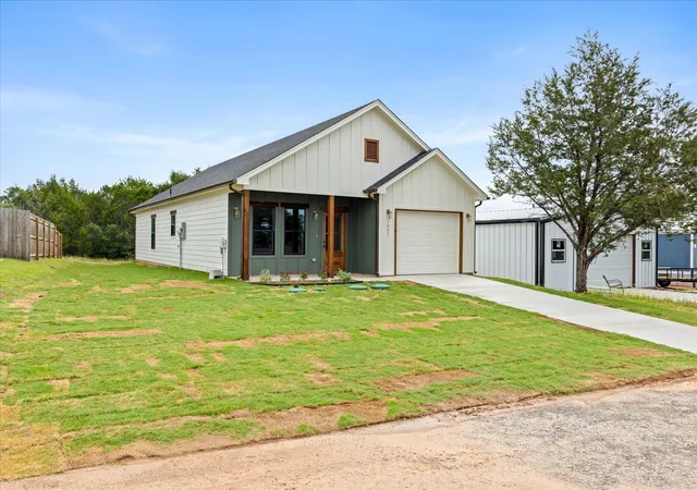 Photo 3 of Single family home for sale at 2603 Creekview Dr, Granbury, TX 76048 | MLS# 21304479 | Listing updated on 2026-10-06