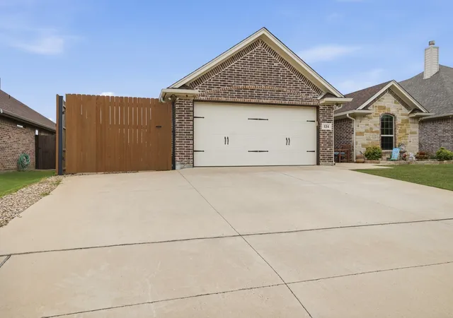 Photo 2 of Single family home for sale at 134 Donna Cir, Granbury, TX 76049 | MLS# 21305227 | Listing updated on 2026-08-12
