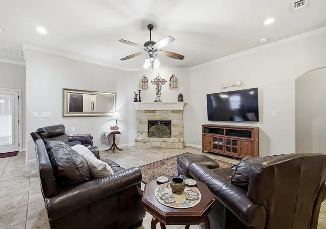 Photo 4 of Single family home for sale at 134 Donna Cir, Granbury, TX 76049 | MLS# 21305227 | Listing updated on 2026-08-12