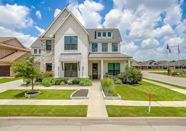 Photo 1 of Single family home for sale at 140 Mckinley Dr, Burleson, TX 76028 | MLS# 21303211 | Listing updated on 2026-08-17