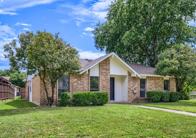 Photo 2 of Single family home for sale at 1200 Creekwood Ct, Allen, TX 75002 | MLS# 21225037 | Listing updated on 2026-10-02