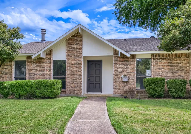 Photo 3 of Single family home for sale at 1200 Creekwood Ct, Allen, TX 75002 | MLS# 21225037 | Listing updated on 2026-10-02