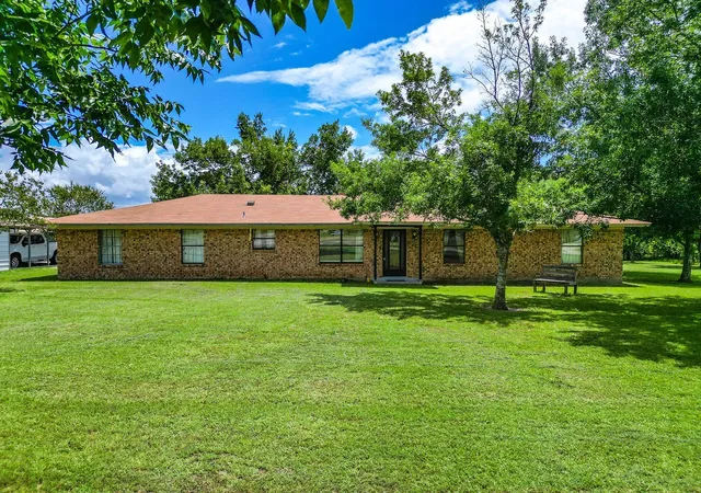 Photo 3 of Single family home for sale at 882 Farm Road 1537, Sulphur Springs, TX 75482 | MLS# 21305365 | Listing updated on 2026-09-01