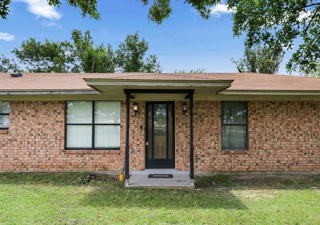 Photo 3 of Single family home for sale at 882 Farm Road 1537, Sulphur Springs, TX 75482 | MLS# 21305365 | Listing updated on 2026-09-01