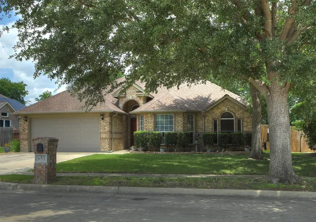 Photo 2 of Sale Pending at 652 Chestnut Ln, Saginaw, TX 76179 | MLS# 21302937 | Listing updated on 2026-07-19