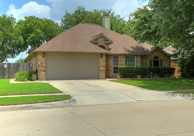 Photo 3 of Sale Pending at 652 Chestnut Ln, Saginaw, TX 76179 | MLS# 21302937 | Listing updated on 2026-07-19