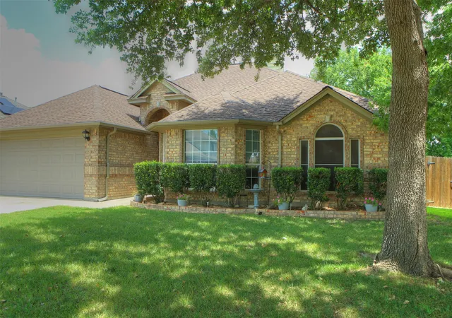 Photo 3 of Sale Pending at 652 Chestnut Ln, Saginaw, TX 76179 | MLS# 21302937 | Listing updated on 2026-07-19