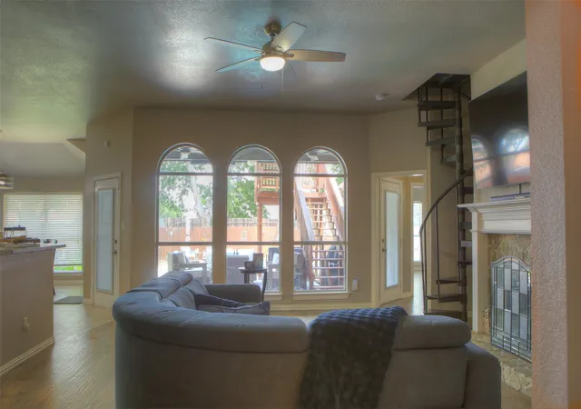 Photo 4 of Sale Pending at 652 Chestnut Ln, Saginaw, TX 76179 | MLS# 21302937 | Listing updated on 2026-07-19