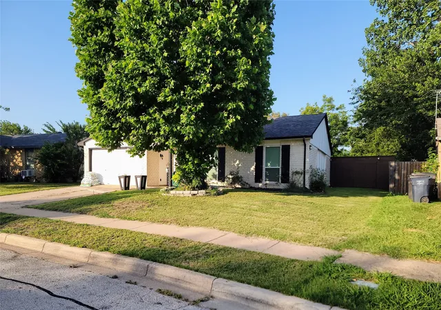 Photo 3 of Sale Pending at 5828 Sidewinder Trl, Fort Worth, TX 76131 | MLS# 21304902 | Listing updated on 2026-08-22