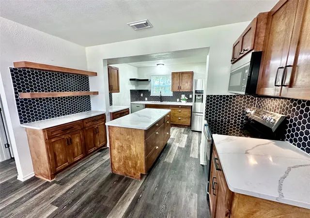 Photo 2 of Single family home for sale at 4617 Waterway Dr N, Fort Worth, TX 76137 | MLS# 21302477 | Listing updated on 2026-08-22
